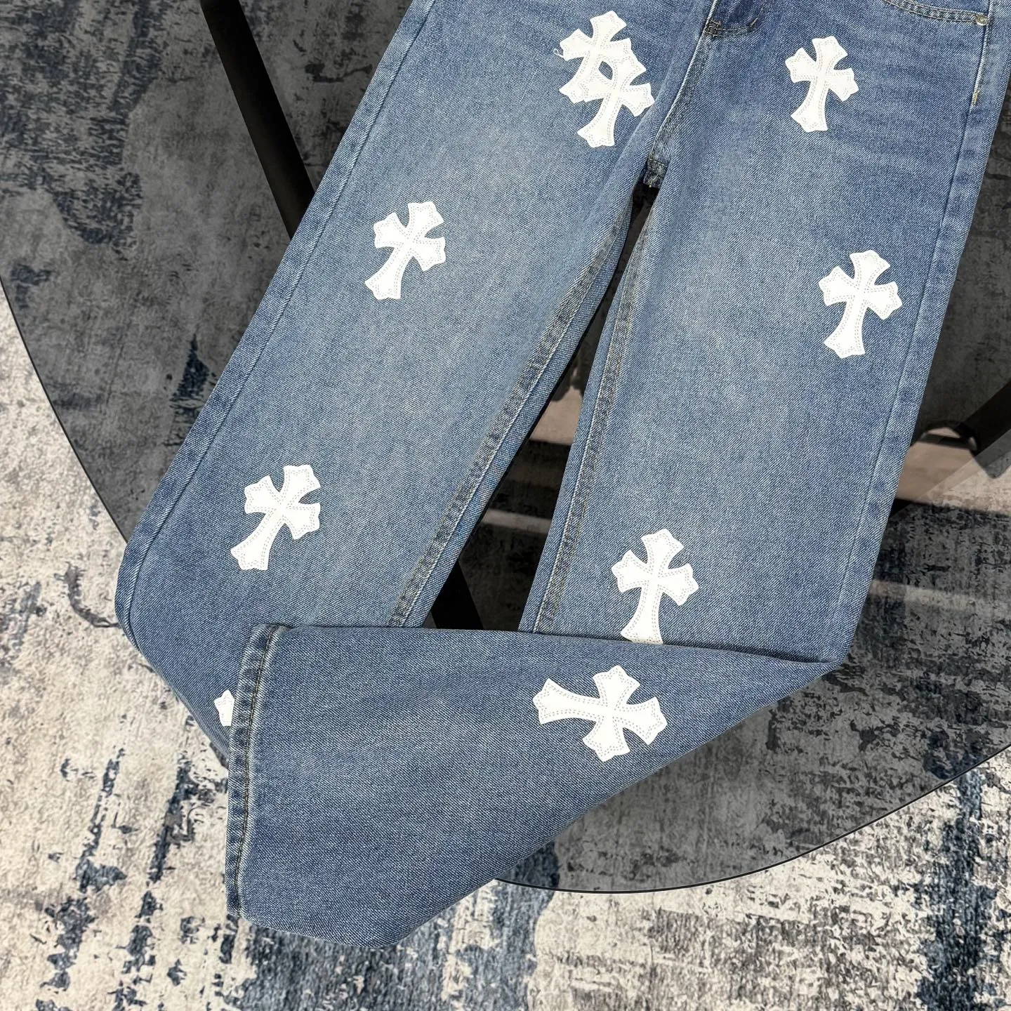 P230 Chrome Hearts CH/Chrome Hearts Classic Blue Pants White Cross Patched Leather Jeans. Original purchase and patterning. Really restores the ultimate texture of Vintage. Special Italian cowhide print and then cut. Customized sheepskin three-layer thick line leather. The whole body is spliced in heavy water washing process. Craftsmen hand-splash ink. You can see the details. Three-dimensional cutting version. Loose and comfortable. Not picky on the figure. Makes taller and slimmer. Seiko factory. Original quality control. Same style for men and women. Can be matched with couples. Versatile recommendation. Essential jeans for all seasons Color: blue Size: 28-36 (S-XXL)
